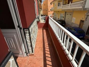 Casa adosada en la zona de la Camella de 5 habitaciones!