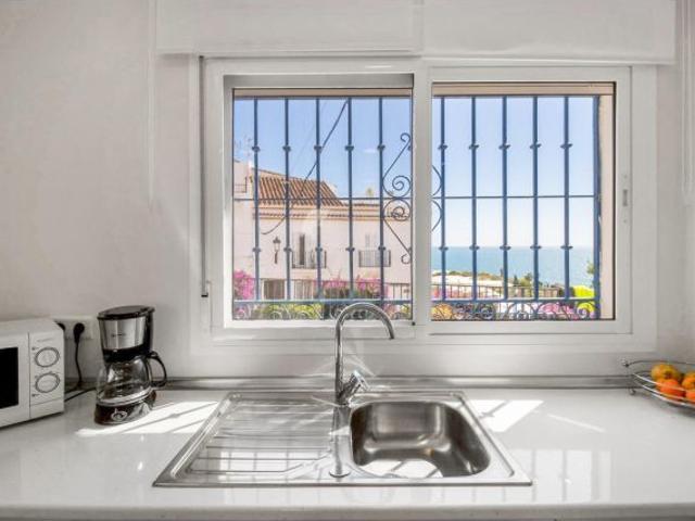 ¡Casa Adosada en Maro con Terraza en la Azotea y Vistas