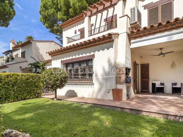 Casa adosada en Playa de Pals con jardín privado y piscina c. 159m² Els masos de pals