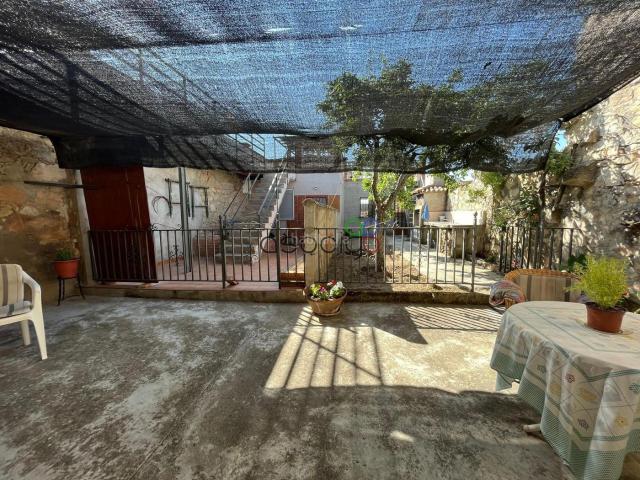 Casa adosada en venta en Cogolludo. Casa con encanto, bonito patio y garaje. Casas adosadas.
