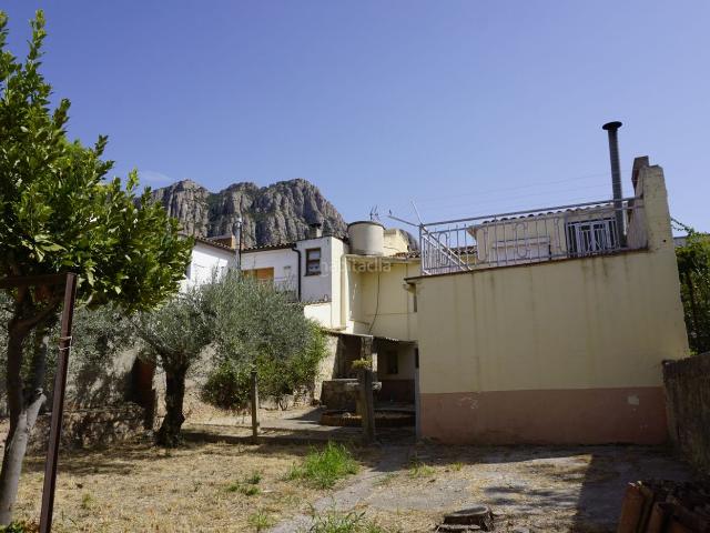 Casa adosada en venta en Collbató. Amplia y soleada. Casas adosadas.