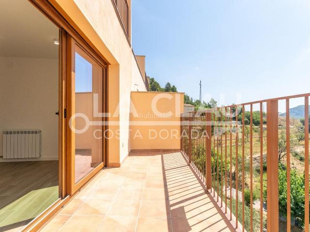 Casa adosada en venta en Colldejou. Calidad de vida en Colldejou casa de obra nueva con espectaculares vistas a la Mola. Casas adosadas.