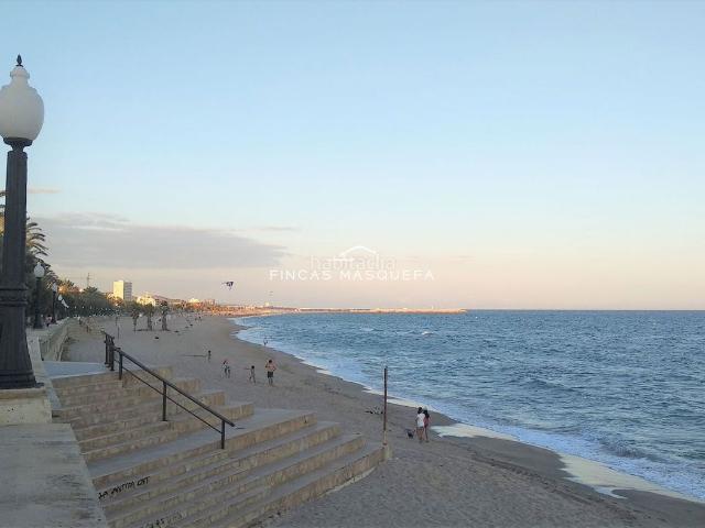 Casa adosada en venta en Coma ruga, Coma ruga Platja Costa Dorada. Comarruga, Chalet Adosado a 3 vientos Recién Reformado con Piscina Comunitaria. Casas adosadas.