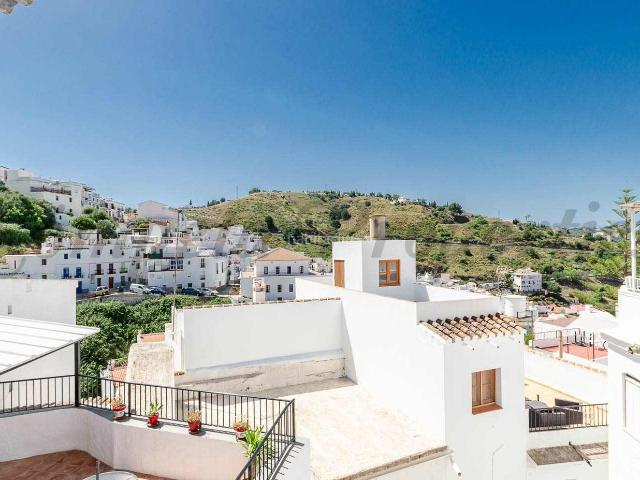 Casa adosada en venta en Cómpeta. Casa en Cómpeta con terraza y un pequeño garaje. Casas adosadas.