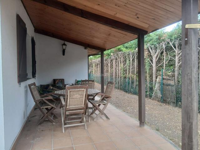 Casa adosada en venta en Condado de Treviño. Adosado en venta en Condado de Treviño, Burgos, con jardín y piscina. Ideal para quienes buscan una vivienda usada con espacios ex. Casas adosadas Condado.