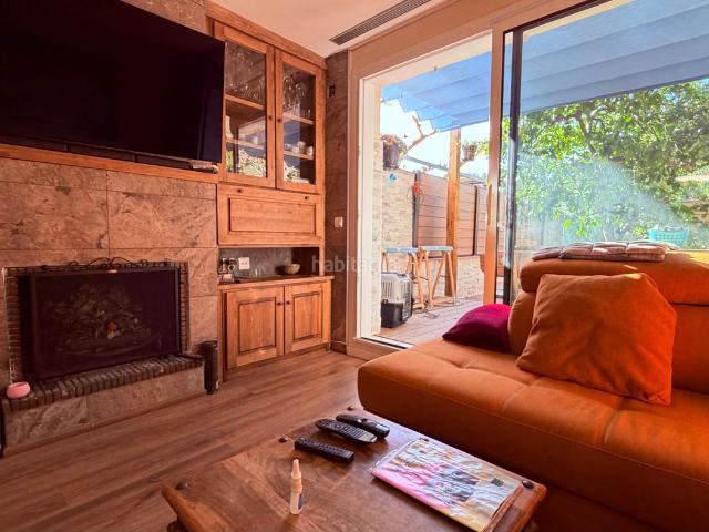 Casa adosada en venta en Corbera de Llobregat. ?Dolça Llar presenta este magnífico chalet adosado de 3 plantas más garaje, situado en pleno centro del pueblo. Casas adosadas Corbera de.