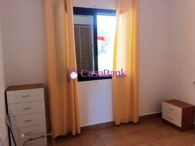 Casa adosada en venta en Córdoba, Las Jaras. Ref. 28157 Zona Las Jaras. Preciosas casa de dos plantas REFORMADA Y AMUEBLADA, en parcela de 600m2, planta baja con uso de traste. Casas adosadas.