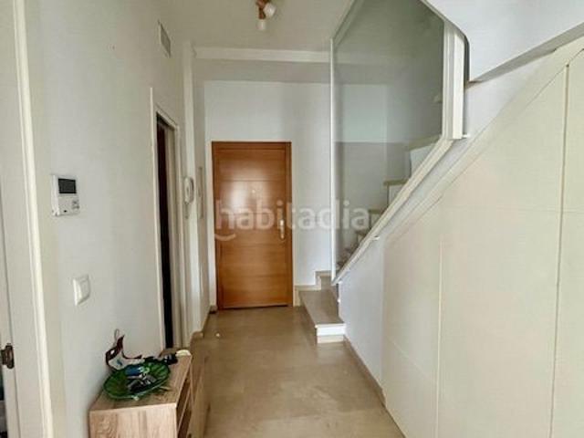 Casa adosada en venta en Córdoba, Paraíso Arenal La Colina. Magnífica casa adosada VPO en Paraíso Arenal, con terrazas, piscina, zonas comunes y plaza de aparcamiento privada. Casas adosadas.