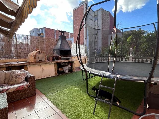 Casa adosada en venta en Cornellà de Llobregat, Almeda El Corte Inglés. Encantadora casa con piscina y amplios espacios en la exclusiva zona de Almeda, Cornellà de Llobregat!. Casas adosadas.