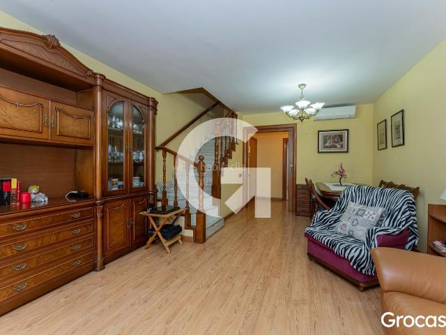 Casa adosada en venta en Cornellà de Llobregat, Centre. Casa adosada con parking. Casas adosadas Cornellà de.