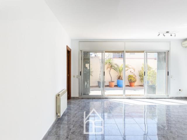 Casa adosada en venta en Cornellà de Llobregat, Centre. Hay casas que destacan por los metros, y otras por cómo están pensadas para vivirlas. Casas adosadas Cornellà de.