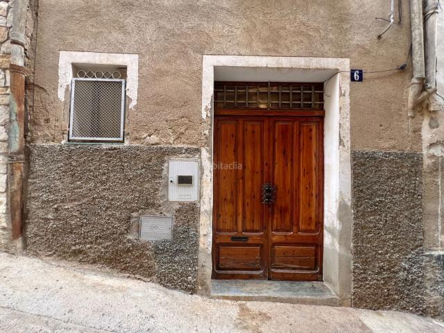 Casa adosada en venta en Cornudella de Montsant. CASA DE TRES PLANTES AL CENTRE DEL POBLE PER A REFORMAR. Casas adosadas Cornudella de.