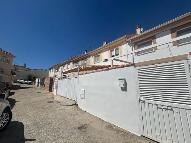 Casa adosada en venta en Corpa. Chalet Adosado de Esquina. Casas adosadas.