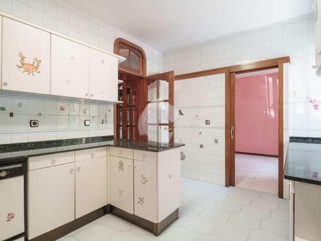 Casa adosada en venta en Coruña A, Monte Alto Zalaeta Atocha. 315 m construidos distribuidos en tres plantas, garaje con acceso directo y vado, terraza, jardín y una espectacular galería con v.