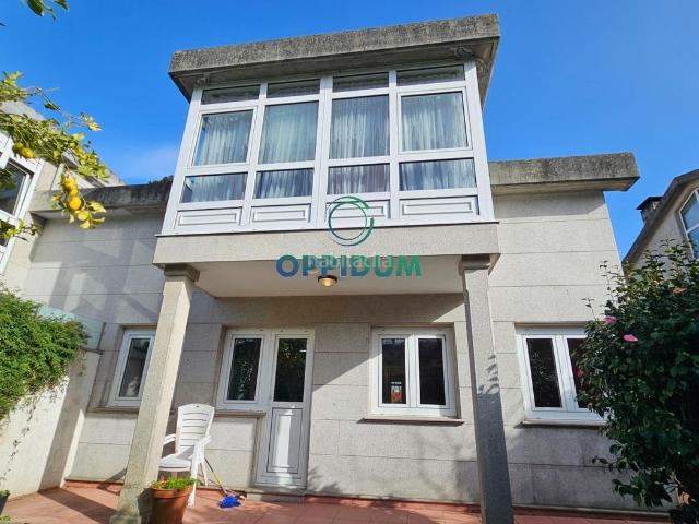 Casa adosada en venta en Coruña A, Eirís. Chalet adosado con jardín y piscina en Avda. da Pasaxe, a 600 m de la Playa y Puerto Deportivo de Oza y vistas al mar A Coruña. Casas adosadas Coruña.