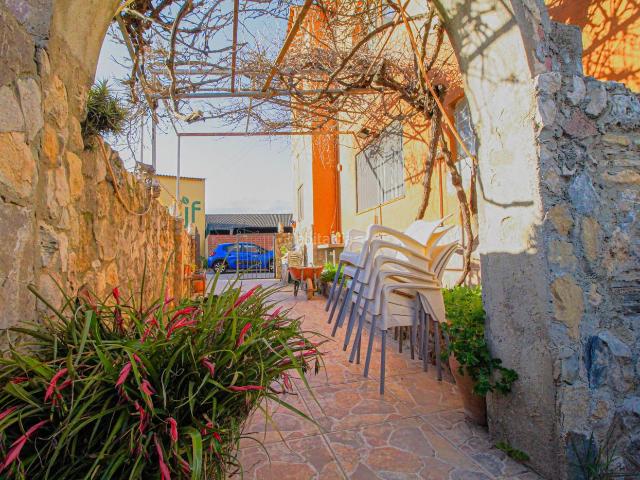 Casa adosada en venta en Cabanes. Casa esquinera con gran terraza y garaje en Cabanes. Casas adosadas.