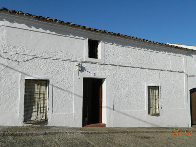 Casa adosada en venta en Cabeza la Vaca. Casa tradicional solariega, con posibilidades de segregación en otras viviendas. Casas adosadas Cabeza la.
