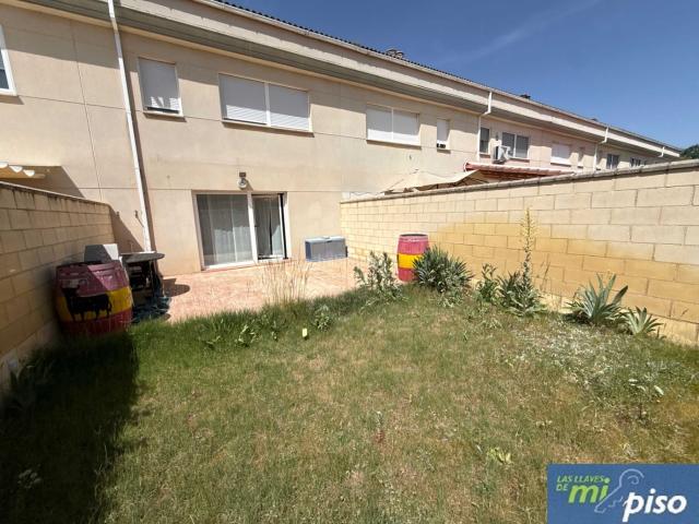 Casa adosada en venta en Cabezón de Pisuerga. Oportunidad Adosado Seminuevo en Cabezón de Pisuerga de tres dormitorios, tres baños. Casas adosadas Cabezón de.