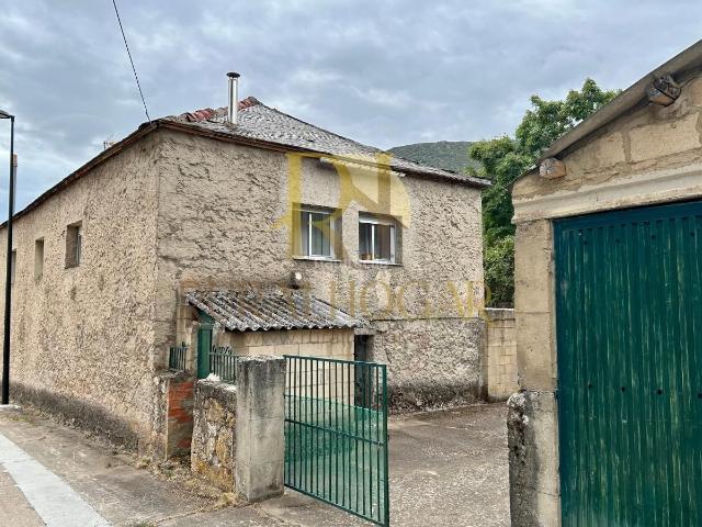 Casa adosada en venta en Cabrillanes. HUERGAS DE BABIA: CASA CON PATIO EN EL CORAZÓN DE BABIA!. Casas adosadas.