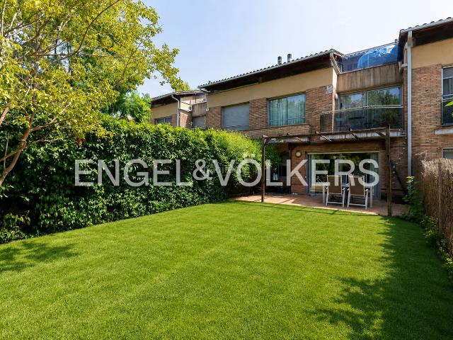 Casa adosada en venta en Cabrils. Gran casa adosada con piscina comunitaria en Cabrils. Casas adosadas.