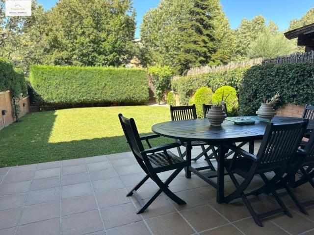 Casa adosada en venta en Cabrils. Magnífica casa adossada amb jardí a Cabrils. Casas adosadas.