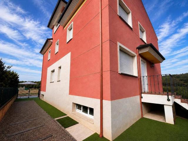 Casa adosada en Venta en Cacabelos
