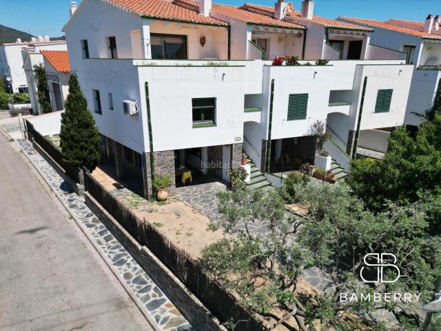 Casa adosada en venta en Cadaqués Costa Brava. Casa adosada esquinera con apartamento independiente en Cadaqués. Casas adosadas.