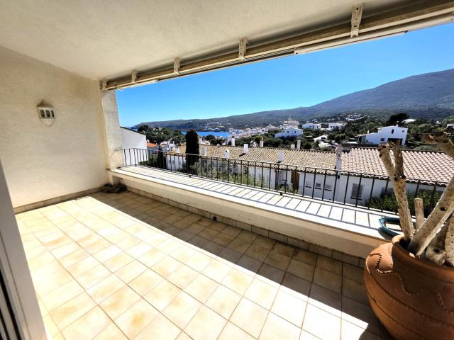 Casa adosada en venta en Cadaqués Costa Brava. Casa amb terrassa i vista al mar. Casas adosadas.