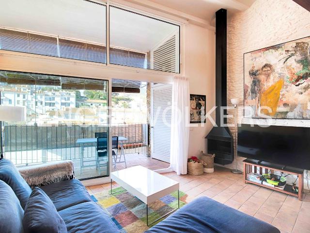 Casa adosada en venta en Cadaqués Costa Brava. Casa de arquitecto con terraza y dos plazas de aparcamiento en el centro histórico de Cadaqués. Casas adosadas.