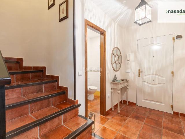 Casa adosada en venta en Cájar. Hay casas que se parecen a muchas. Y otras que, nada más entrar, entiendes que tienen algo diferente. Casas adosadas.