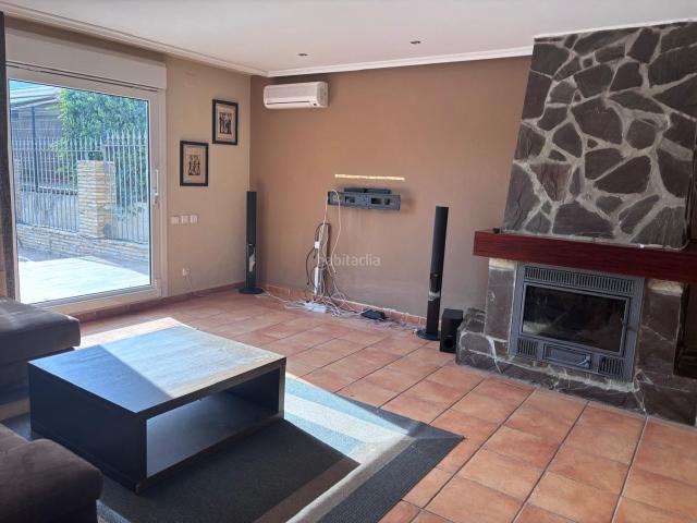 Casa adosada en venta en Calahorra. Espectacular adosado de cuatro plantas junto al Parque Cidacos: Jardín, amplio merendero con todas las comodidades y piscina comun. Casas adosadas.