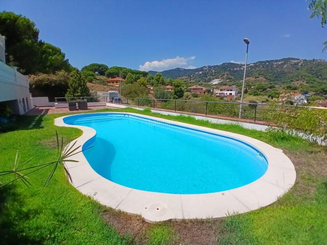 Casa adosada en venta en Calella. 6 habitaciones, piscina y vistas: una casa para disfrutar. Casas adosadas.