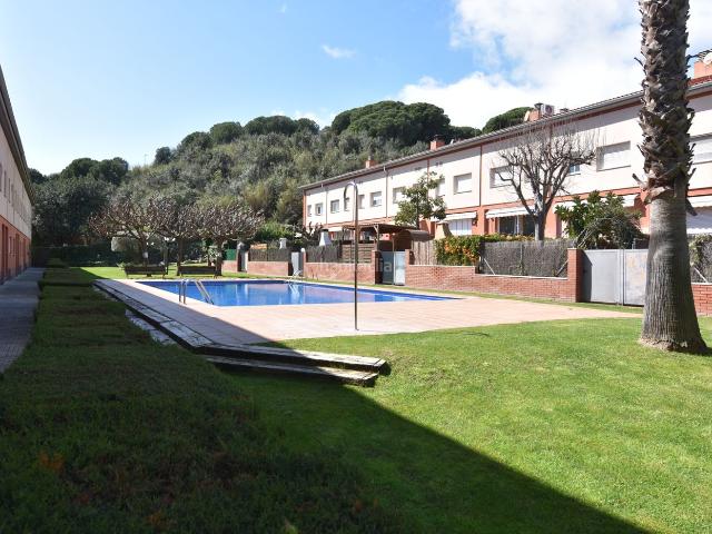 Casa adosada en venta en Calella. Casa adosada en venta en Calella con piscina comunitaria, buhardilla y garaje para 2 coches. Casas adosadas.