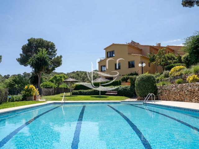 Casa adosada en venta en Calella de Palafrugell Costa Brava. CASA ADOSADA CON GARAJE PARA 3 COCHES, JARDINES Y PISCINA. Casas adosadas Calella de.