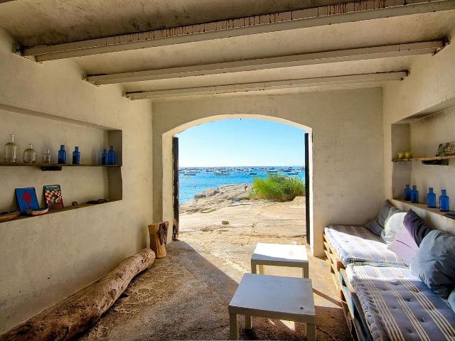 Casa adosada en venta en Calella de Palafrugell Costa Brava. Primera línea de mar en Calella de Palafrugell con acceso privado a la playa. Casas adosadas Calella de.