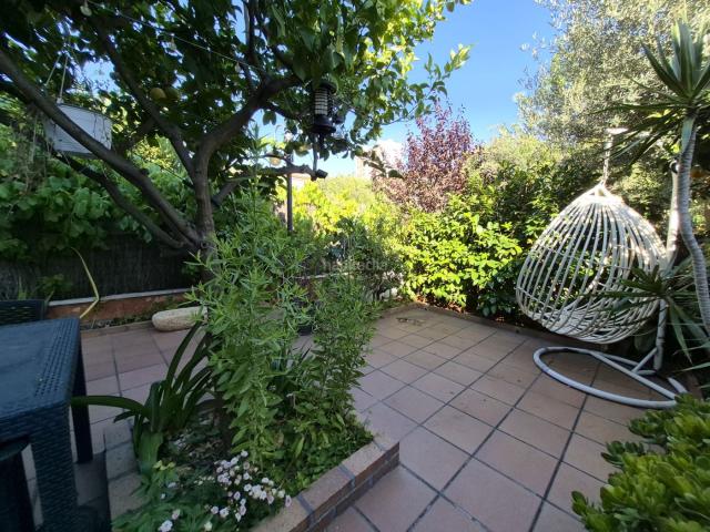 Casa adosada en venta en Calella. Preciosa casa en Calella con Piscina, jardín, terraza, garaje!. Casas adosadas.