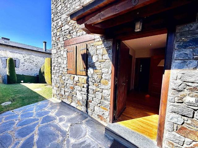 Casa adosada en venta en calle CM Pereres Les Queixans, Fontanals de Cerdanya, de 212 m² 4 habitaciones por 480.000