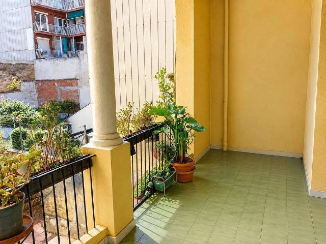 Casa adosada en venta en calle Consorts Sans Bernet, Barcelona, de 198 m² 5 habitaciones por 790.000