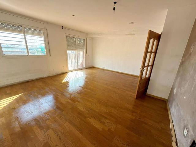 Casa adosada en venta en calle Catalunya, Granada, La, de 302 m² 4 habitaciones por 288.000