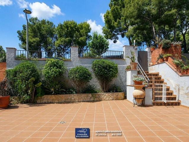 Casa adosada en venta en calle Can Vileu, Bigues i Riells, de 266 m² 7 habitaciones por 320.000