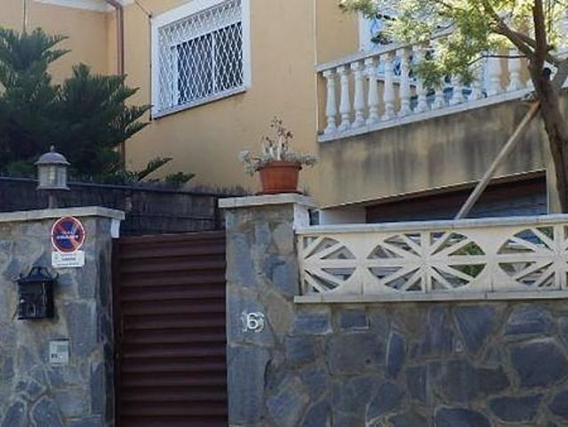 Casa adosada en venta en calle CL Castellet de, Cubelles, de 100 m² 3 habitaciones por 248.000