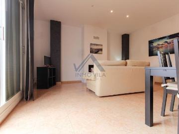 Casa adosada en venta en calle Joaquim Torres García, Mataró, de 285 m² 3 habitaciones por 555.000