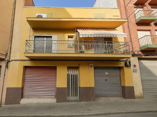 Casa adosada en venta en calle CL Juvenal de, Sabadell, de 353 m² 6 habitaciones por 360.000
