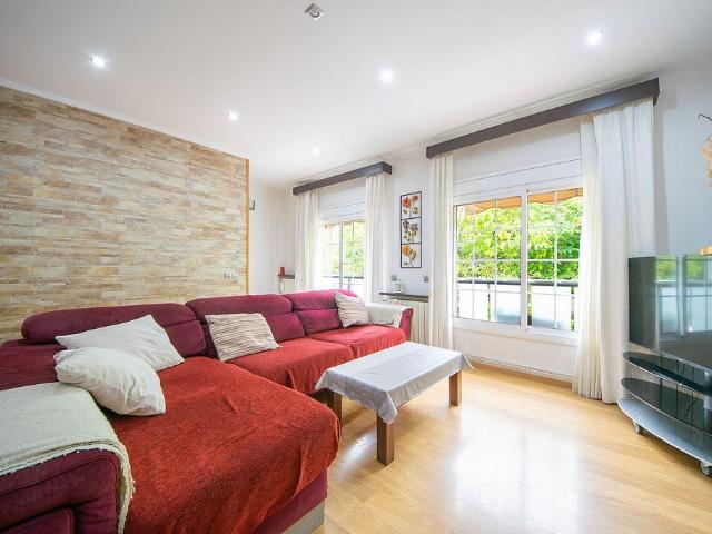 Casa adosada en venta en calle Antoni Gilabert I Bonet, Barcelona, de 217 m² 5 habitaciones por 620.000