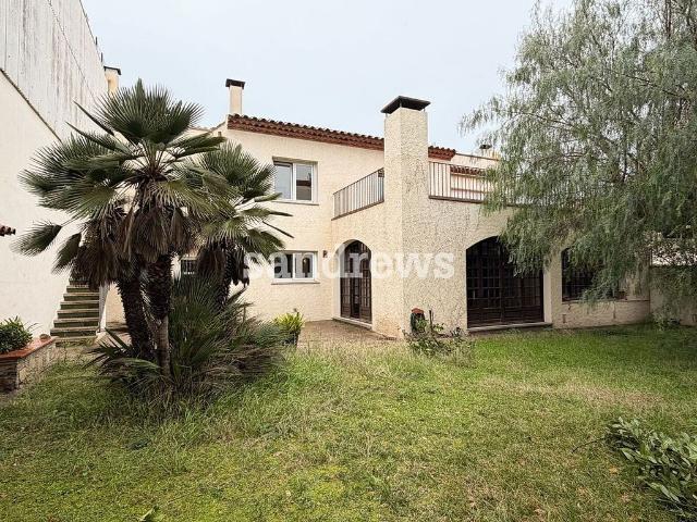 Casa adosada en venta en calle Aribau, Figueres, de 234 m² 6 habitaciones por 529.900