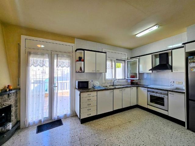 Casa adosada en venta en calle Arnald de Corco, Manlleu, de 109 m² 4 habitaciones por 275.000