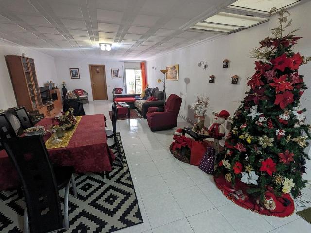 Casa adosada en venta en calle astúries, Terrassa, de 350 m² 7 habitaciones por 410.000