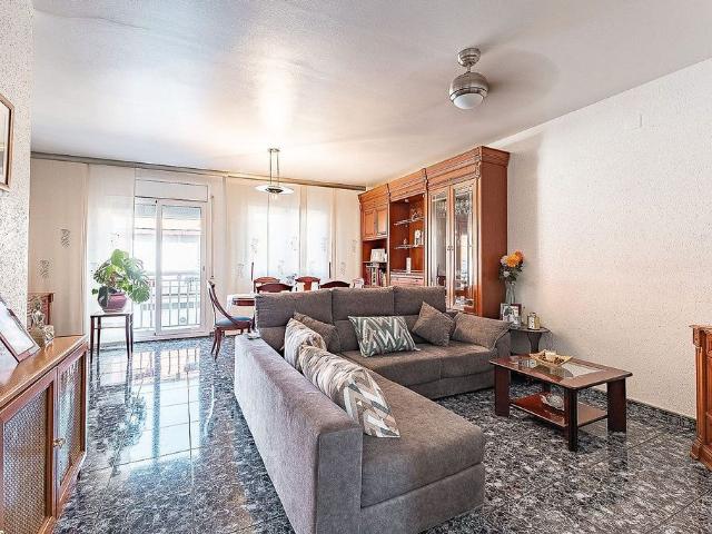 Casa adosada en venta en calle Bobila de la, Sabadell, de 139 m² 4 habitaciones por 178.484