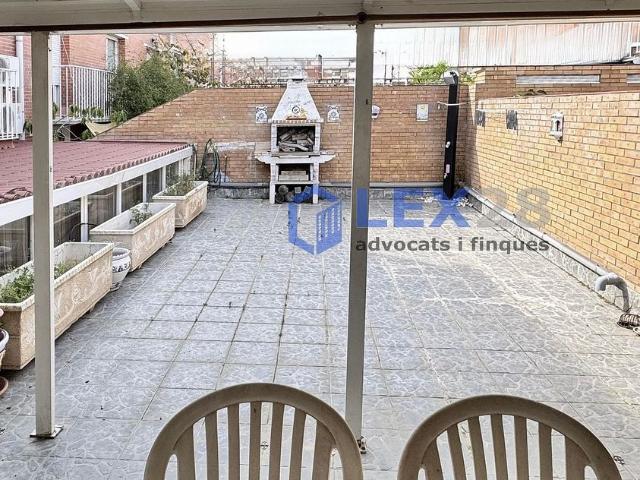 Casa adosada en venta en calle Garbí, Badalona, de 205 m² 6 habitaciones por 799.000