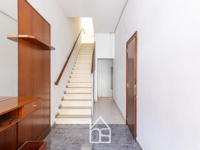 Casa adosada en venta en calle Gustavo Adolfo Bécquer, Cornellà de Llobregat, de 345 m² 5 habitaciones por 780.000